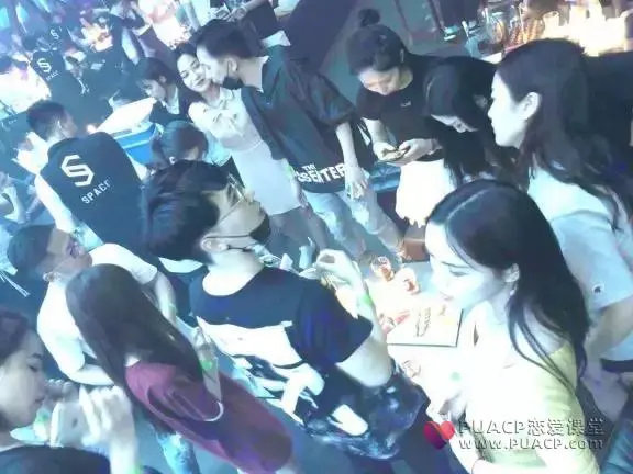 在酒吧夜场,怎么和女生要微信号?第6张