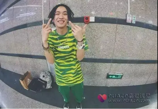 男生穿衣颜色搭配技巧,告别一身黑第3张